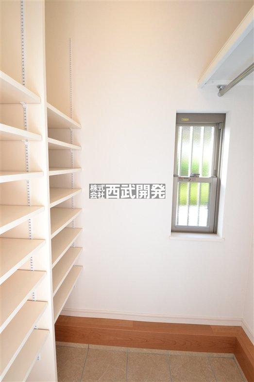 Entrance. Walk-in shoes cloak