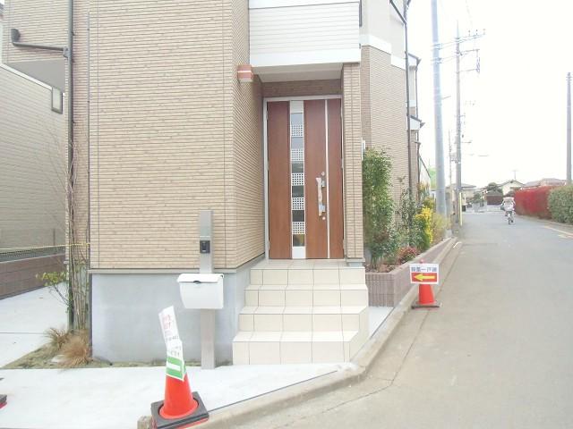 Entrance. 1 Building Local (12 May 2013) Shooting