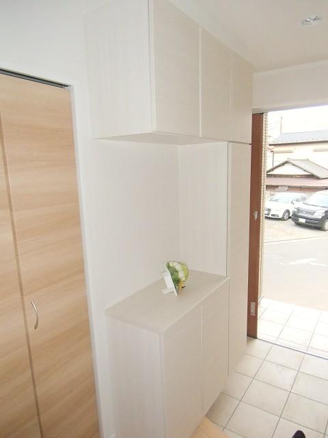 Entrance. 1 Building Local (12 May 2013) Shooting