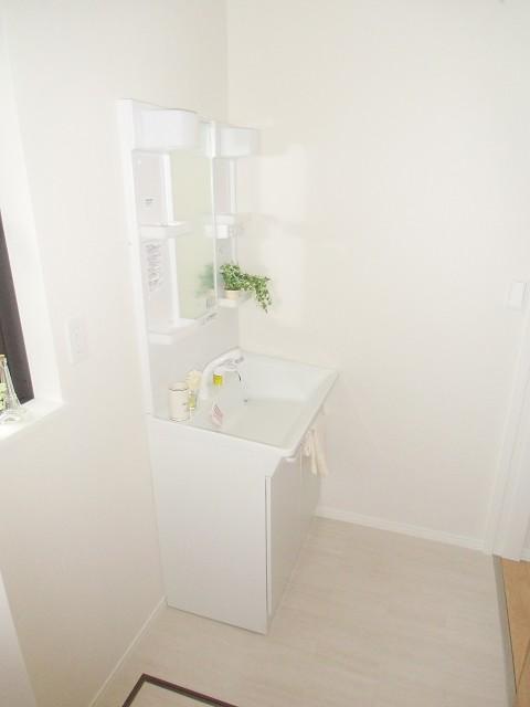 Wash basin, toilet. 1 Building room (December 2013) Shooting