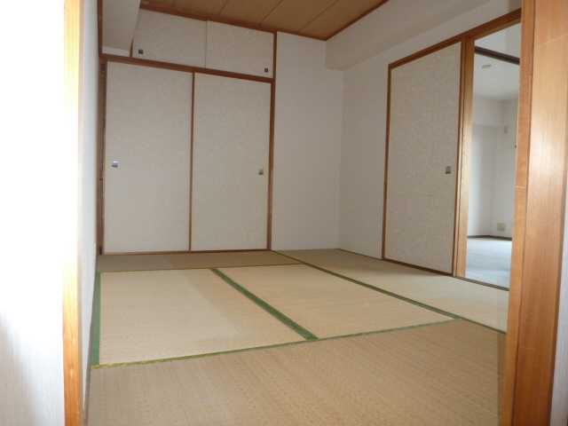 Other room space. Japanese-style room as seen from the living room side