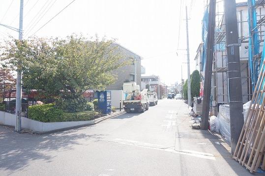 Local photos, including front road. Frontal road