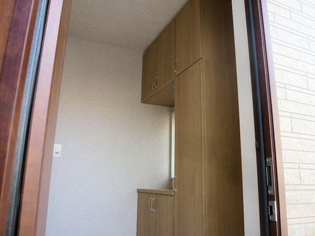 Entrance. Entrance shoe box