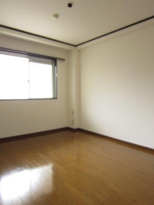 Living and room. 6 Pledge Western-style is airy room