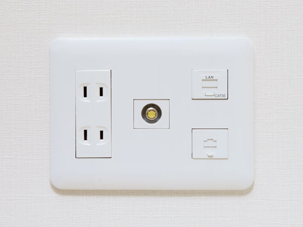 Other.  [Multi-media outlet] TV, phone, A multi-media outlet that integrates a variety of outlets such as the Internet and clean was placed in each room. (More than the published photograph of the same specifications)