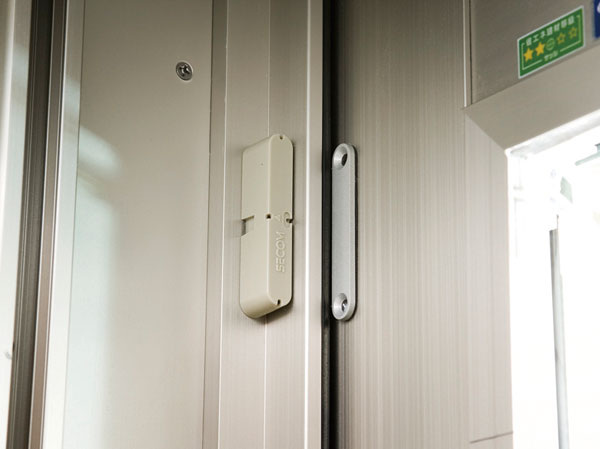 Security.  [Security sensors] First floor and, We established the security sensors in the window facing the roof balcony. Upon sensing abnormality in the sensor working, And "Central Security Patrols," "L.O.G (Lions ・ online ・ Guard) will be automatically reported to the System Center ".