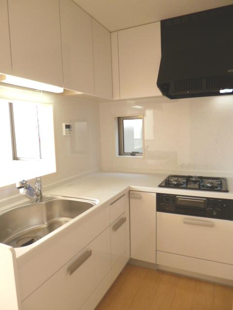 Kitchen. 1 Building: Indoor (August 2013) Shooting