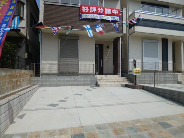 Parking lot. 1 Building: local (August 2013) Shooting