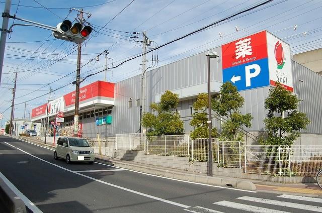 Drug store. 800m to the drugstore cough Yono Suzuya shop