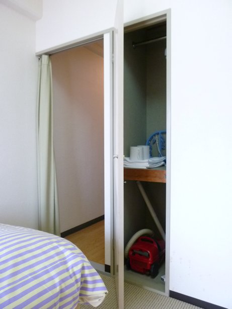 Receipt. Equipped also hanger & vacuum cleaner in the storage