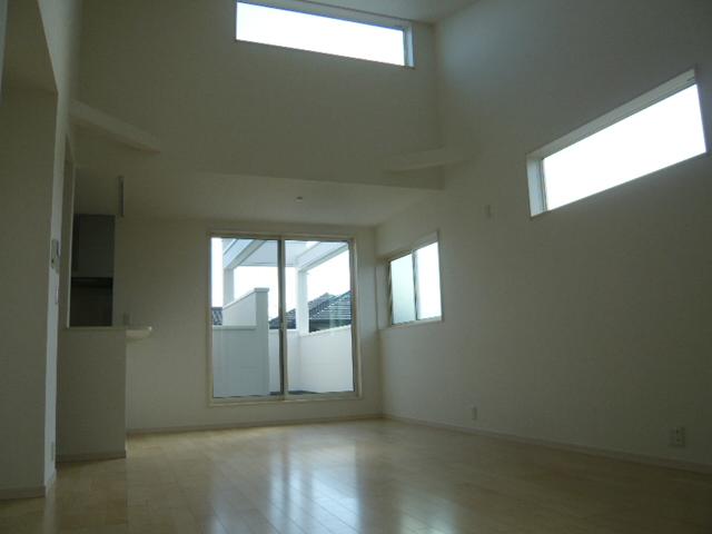 Living. B Building is living there _ airy