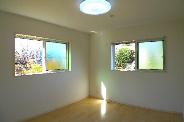 Non-living room.  First floor 7 Pledge Western-style. From the window, "an idyllic landscape."