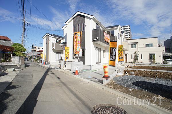 Local photos, including front road. Households and environmentally friendly with solar power generation system housing