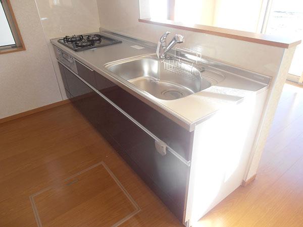 Kitchen. Face-to-face kitchen where you can enjoy a conversation with your family, even while cooking