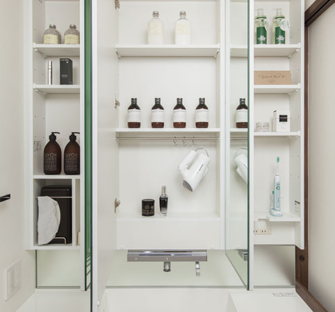 Bathing-wash room.  [Three-sided mirror housing] Mirror back of the space clean and can be stored and dryer and cosmetics in the. Features such as outlet or tissue box holder.