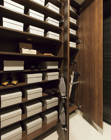 Receipt.  [Shoebox] Rich Kutsurui and such as umbrella also fit and clean storage capacity. Such as the stroller is equipped as standard with a Maeru so removable bottom plate.