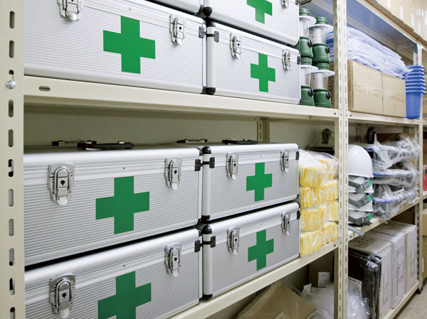 earthquake ・ Disaster-prevention measures.  [Disaster prevention warehouse] Helmet and tools, Disaster aid kit, etc., It has established a disaster prevention warehouse equipped with the emergency equipment needed in case of emergency on the first floor. (Same specifications)