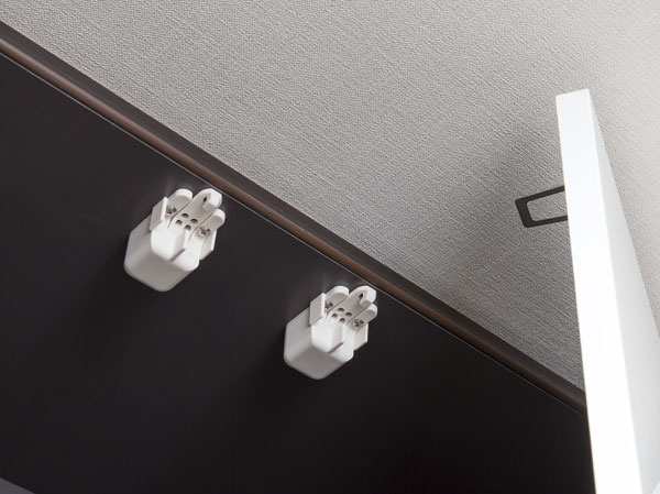 earthquake ・ Disaster-prevention measures.  [Seismic latch & hanging cupboard (double fixed)] Kitchen hanging cupboard is fixed from the walls and ceiling. It opens the door at the time of earthquake, Tableware has established the seismic latch so that it does not fall. (Same specifications)