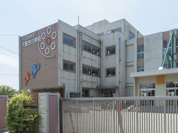 Surrounding environment. Shimoochiai elementary school (about 700m ・ A 9-minute walk)