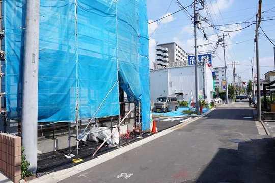 Local photos, including front road. Frontal road