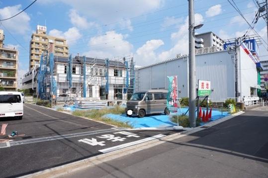 Local photos, including front road. Frontal road