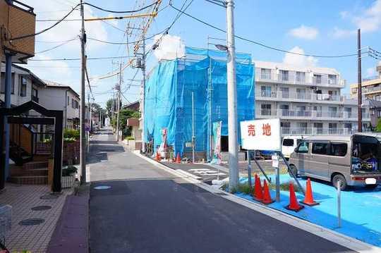 Local photos, including front road. Frontal road