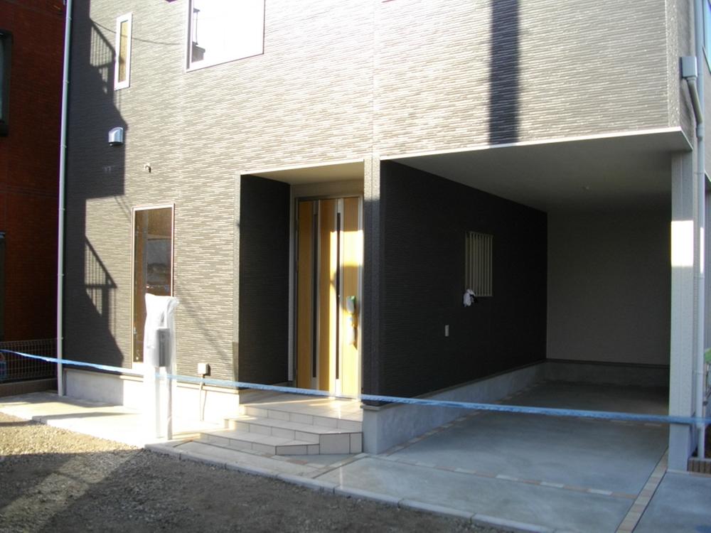 Parking lot. Local (11 May 2013) shooting 1 Building built-in garage