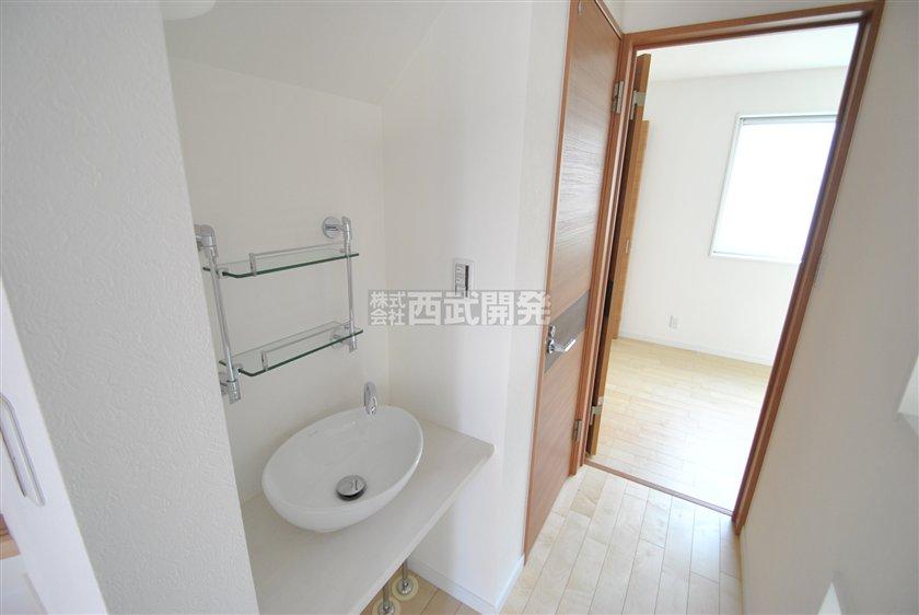 Wash basin, toilet. Washroom (July 2013) Shooting