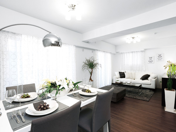 Living.  [living ・ dining] Living the open feeling of the sunshine wraps gently reunion. Family spend the time of reunion living room, Yuku is wrapped in bright sunlight and spacious airy. Along with the variety of plan variations in consideration of the lighting of, It has created a bright and open space.  ※ Indoor Listings ・ Facilities Picture taken August 2013 Togai model Room H type.  ※ Design changes ・ furniture ・ Furniture ・ Options, etc. are not included in the sale price.