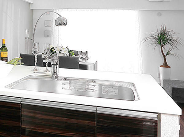 Kitchen.  [Counter-integrated flat kitchen] Flat kitchen of beautiful counter integrated in appearance. You can use the spacious spaces care is also easy because there is no difference in level between the counter.