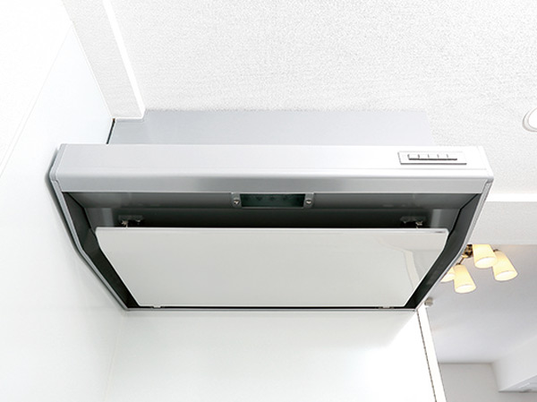 Kitchen.  [Lighting with range hood] We established the large range hood with lighting at the top of the gas range.  ※ On the range hood is fit, There is a type to be on the type and depth type that becomes shallow. Photos will be shallow type of.