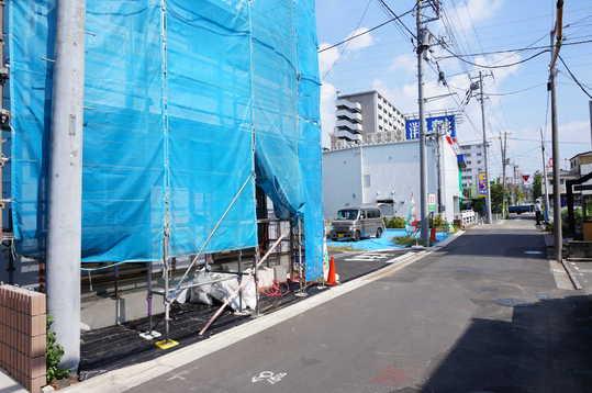 Local photos, including front road. Frontal road