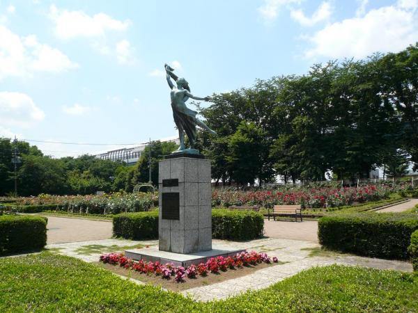 park. "Rose Festival" which is held every year from 470m 1980 until Yono Park rose of about 100 kinds of about three thousand shares have been planted. 