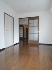 Living and room. Western-style 6 Pledge