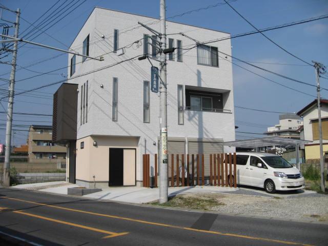 Local land photo. Day is good. There is a land on the east side of the building. Is a building that was constructed in the Company. 