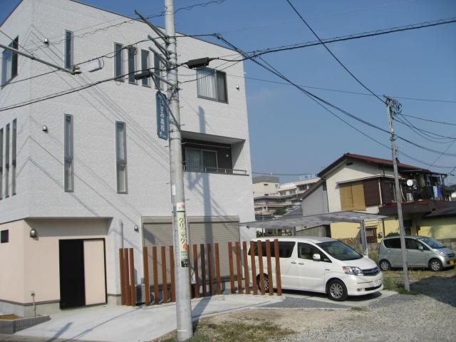 Building plan example (exterior photos). The building is Hooley plan. 