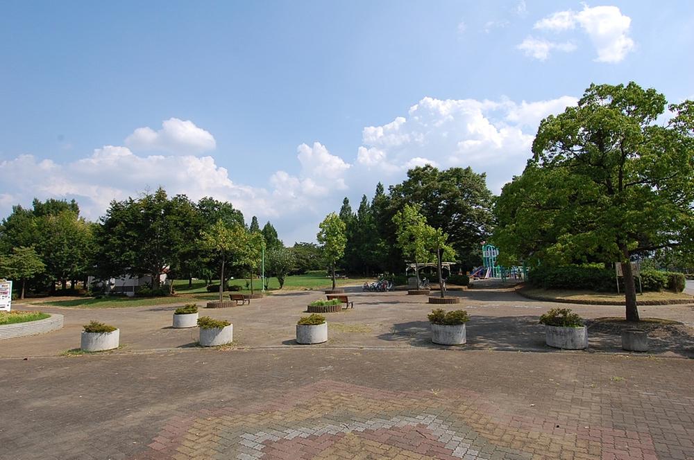 park. 290m playground equipment open space to Hachioji park ・ Tennis court ・ Park sports facilities such as the baseball field is substantial, it is routinely use. 