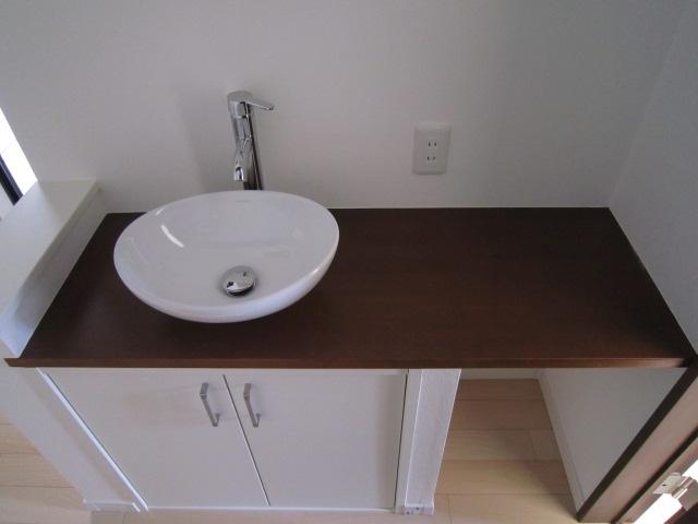 Wash basin, toilet. Building 3 Hand-washing facilities in the entrance side. Peace of mind to the season catch on the cold go home hand washable to immediately