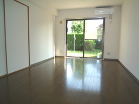 Living and room. Bright of 13 quires living