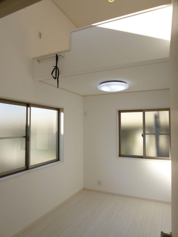 Living. A vaulted ceiling living