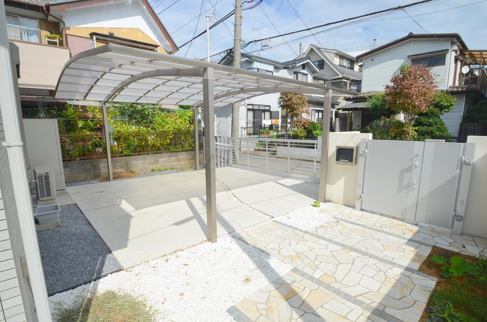 Parking lot. ^^ Please parked an important car with a parallel two carport