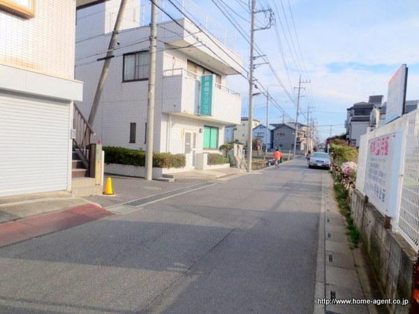 Local photos, including front road. It is going easy road to the station