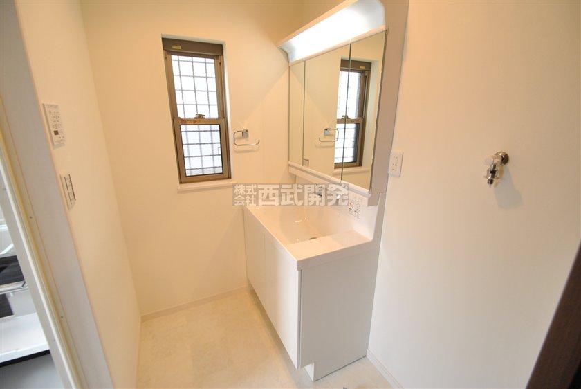 Wash basin, toilet. 5 Building washroom (February 2013) Shooting