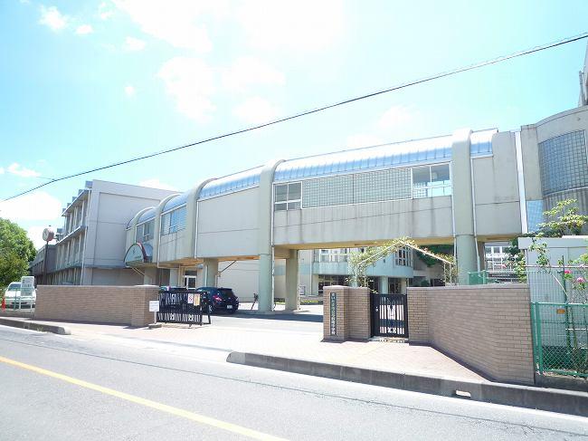 Junior high school. 784m until the Saitama Municipal Yono Minami Junior High School