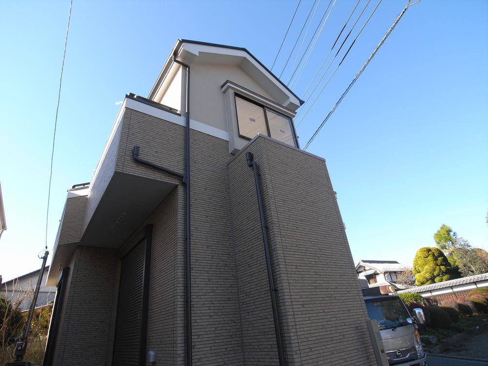 Local appearance photo. 1 Building is a corner lot.