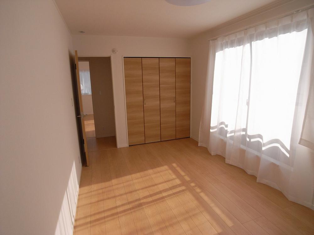 Non-living room. 1 Building