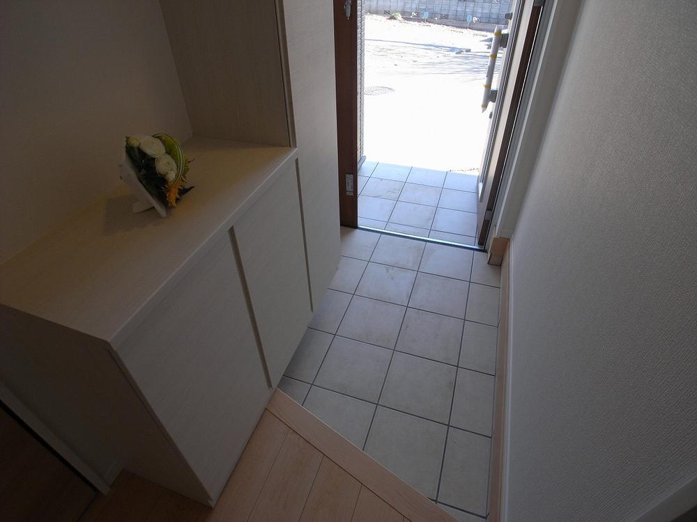 Entrance. 1 Building