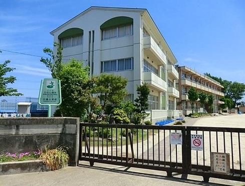 Primary school. 2300m to the river through elementary school