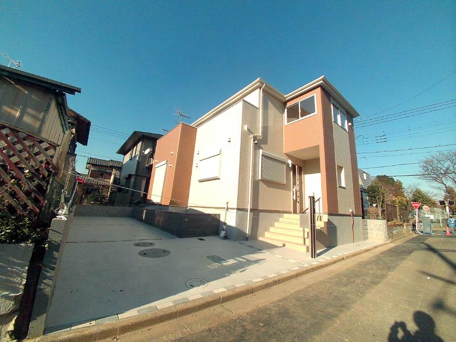 Local photos, including front road. We offer the same use the finished model house of this property. Please feel free to contact us.