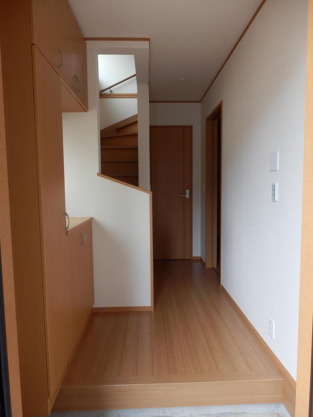 Model house photo. It is the entrance photo of the same specification.